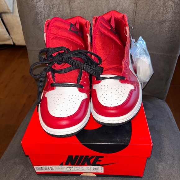 NIB NEW Women’s Air Jordan 1 Retro High OG Satin Sneakers Size 7 - Picture 1 of 6